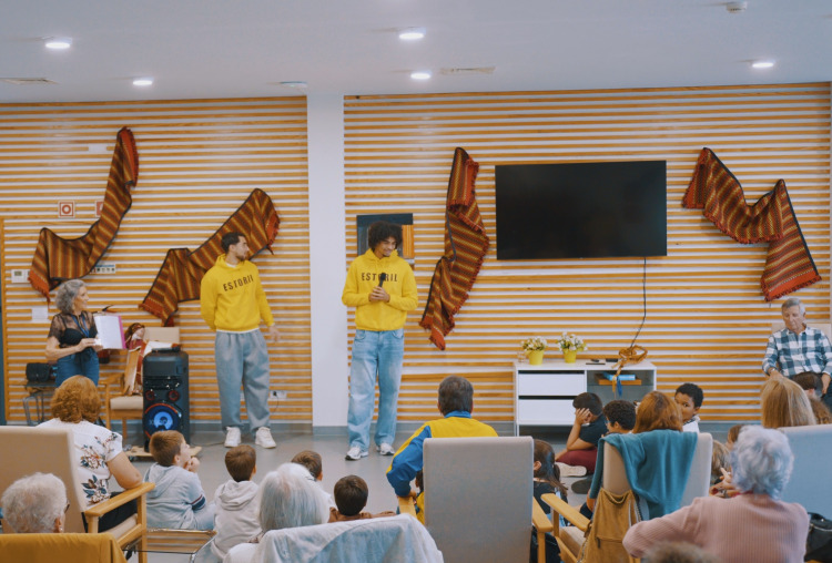 Atletas do Estoril Praia visitaram a Associação Social dos Idosos da Amoreira para sensibilizar para a solidão e isolamento social