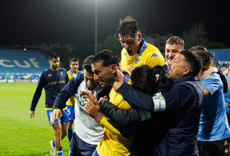 Crónica: Canário volta a marcar quatro golos e sorri no final