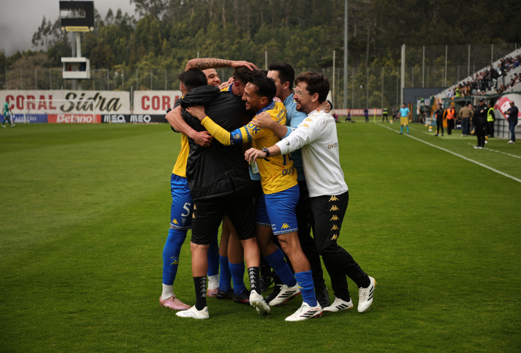 Crónica: Canário sagaz triunfa na Choupana