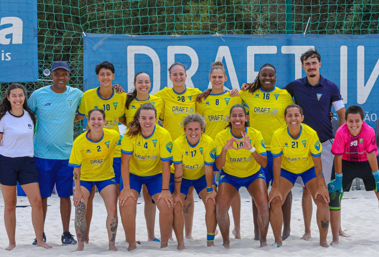 Futebol de praia feminino vence e perde em jornada dupla