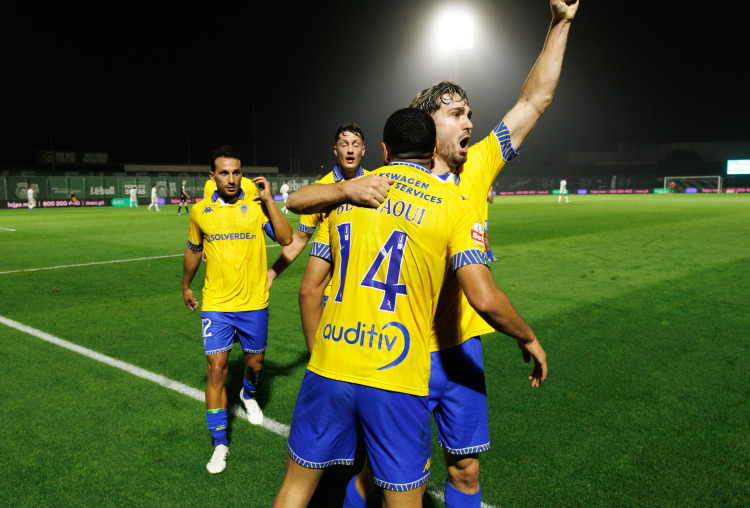 Yanis Begraoui e Jordan Holsgrove na equipa da semana