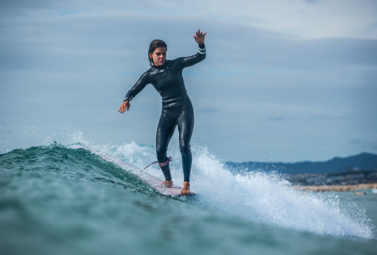 Carolina Mendes abre escola de surf feminino no Estoril Praia