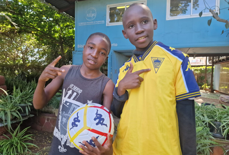 Estoril Praia envia bolas de futebol para Moçambique em parceria com a Helpo