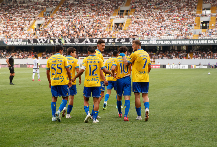Canário sobrevoa muralha. Conquistadores vencem batalha
