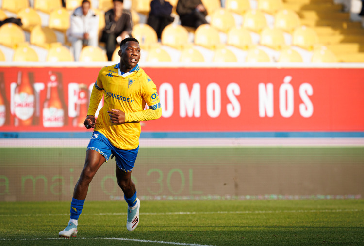 Estoril Praia chega a acordo com Botafogo para o término do empréstimo de Patrick de Paula