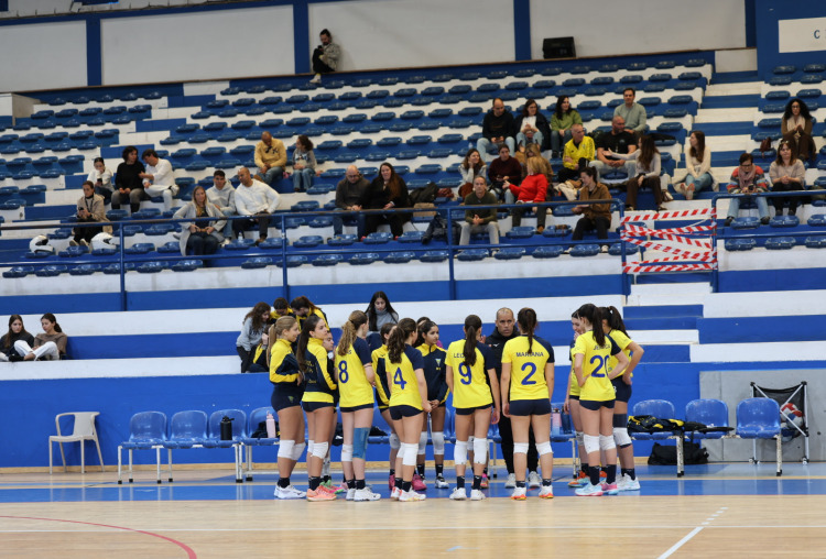 Iniciadas de voleibol feminino vencem e sobem de divisão