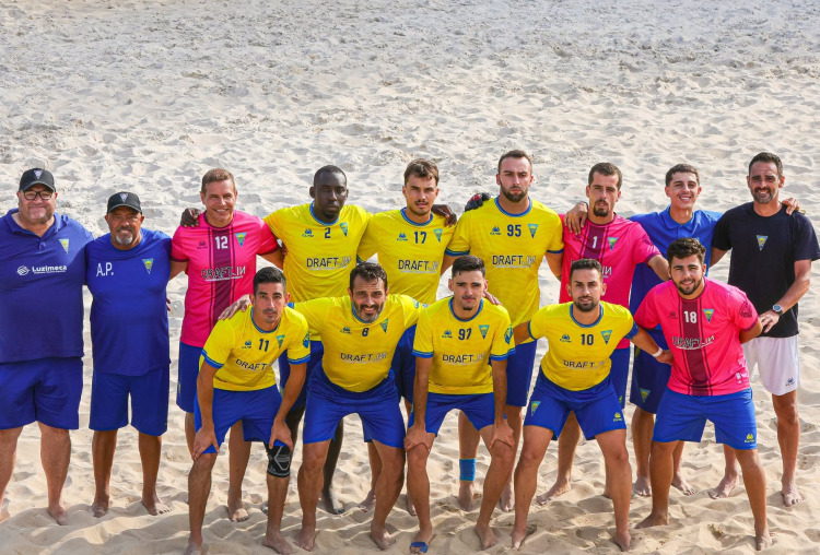 Estoril Praia termina campeonato de futebol de praia frente ao AD Pastéis