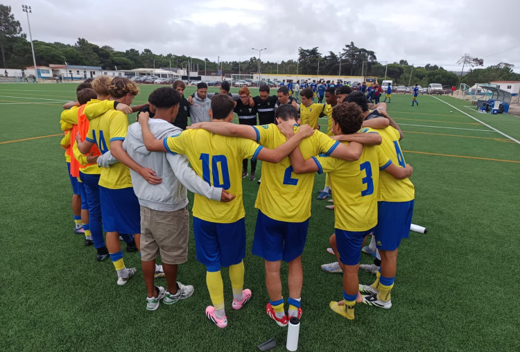 Vitória dos juniores em jogo impróprio para cardíacos (4-3)