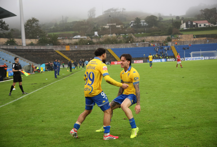 Crónica: Canário voraz voa pelo Atlântico