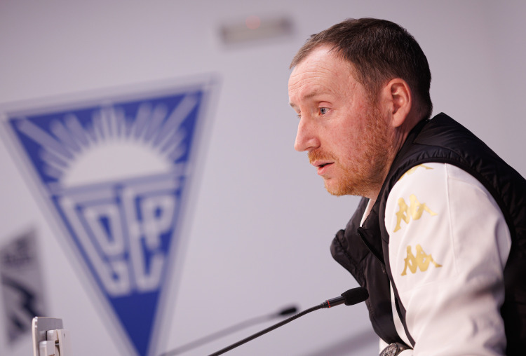 Ian Cathro focado no dia-a-dia e no objetivo de ganhar e melhorar