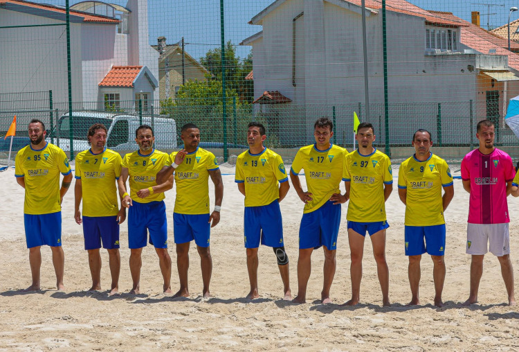 Futebol de praia em jornada dupla
