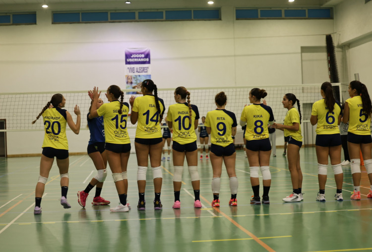 Juniores de voleibol feminino mantêm primeiro lugar com vitória sobre Pelamora SC