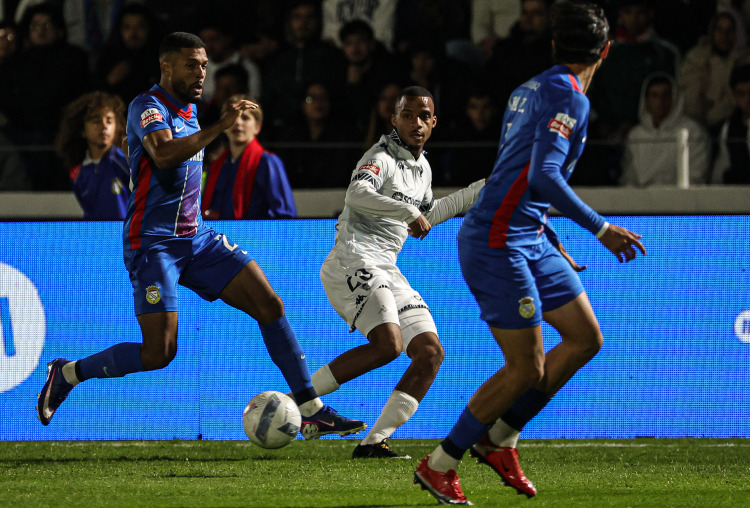 Crónica: Chuva inebriante resulta em empate em Alverca