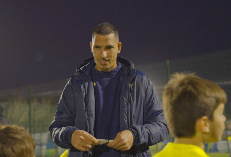 Elementos do plantel principal visitam formação do Estoril Praia