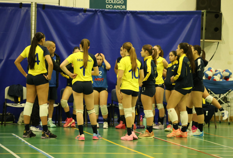 Juniores de voleibol feminino surpreendidas na visita à Tocha (3-2)