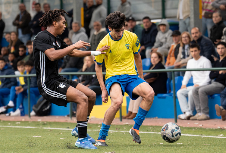 Formação de vento em popa com destaque para goleada dos juniores (9-1)