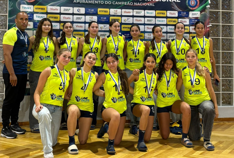 Iniciadas de voleibol feminino terminam Final Four em quarto