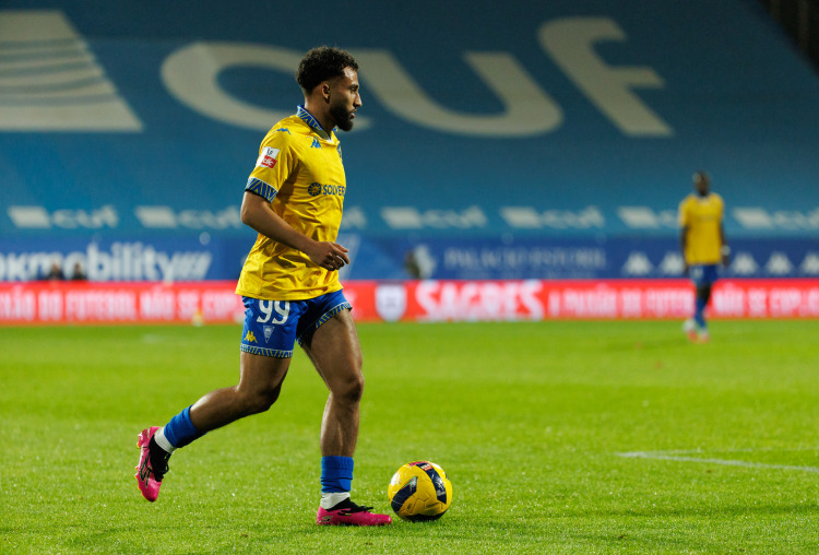 Rafik Guitane avança com a Argélia para os quartos de final da Taça Árabe FIFA