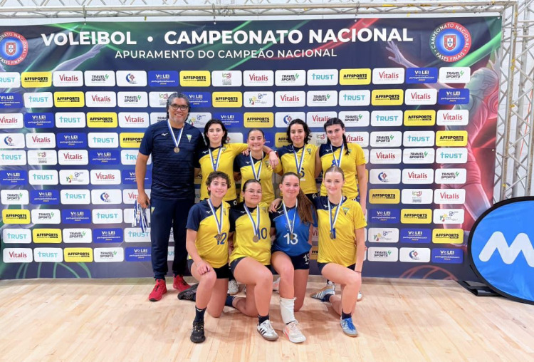 Juvenis de voleibol feminino terminam temporada no 3.º posto e sobem de divisão