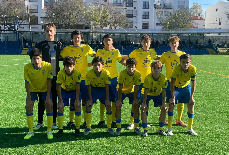 Iniciados perdem com Vitória SC na Academia Estoril Sol