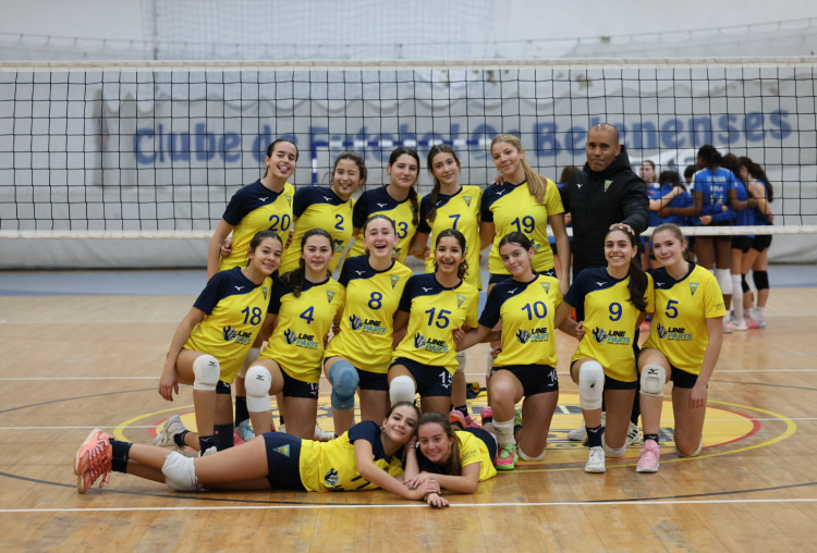 Iniciadas de voleibol são campeãs regionais