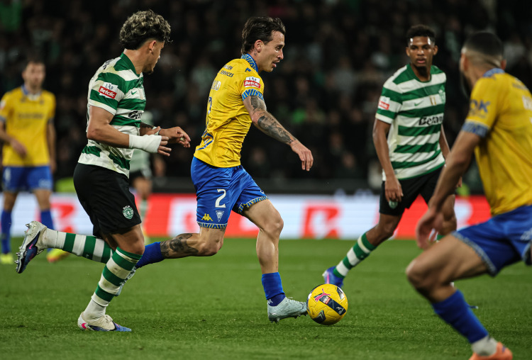 Crónica: Estoril Praia derrotado em Alvalade