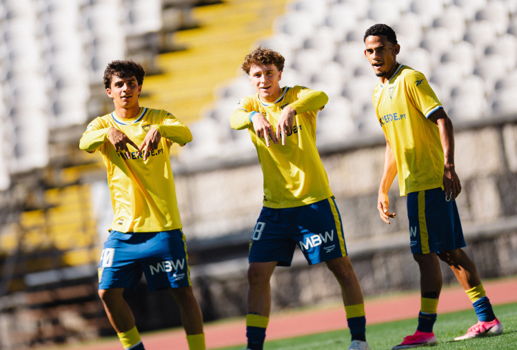 Crónica: Canarinhos em voo picado rumo ao primeiro lugar da Liga Next Gen