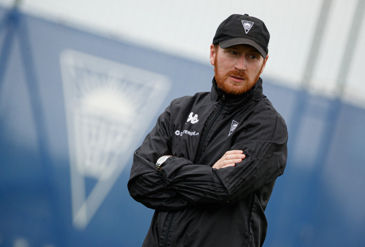 Ian Cathro renova com o Estoril Praia até 2028