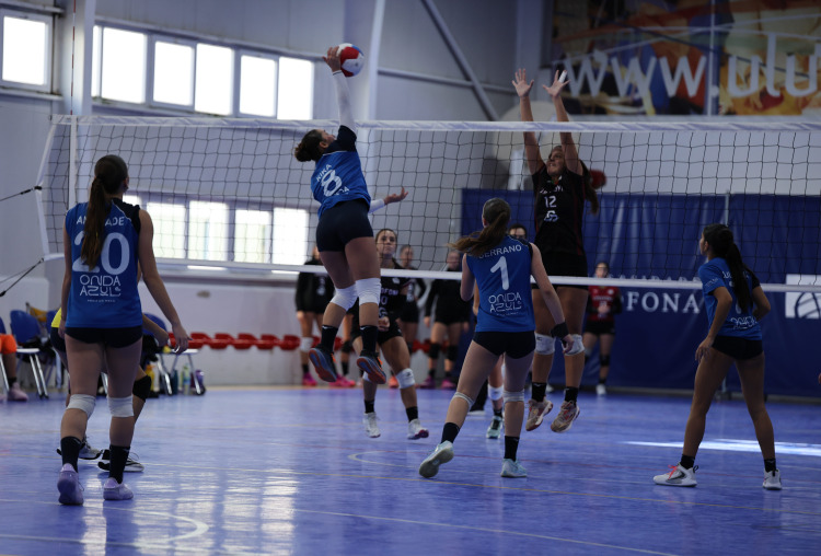 Juniores de voleibol feminino somam e seguem