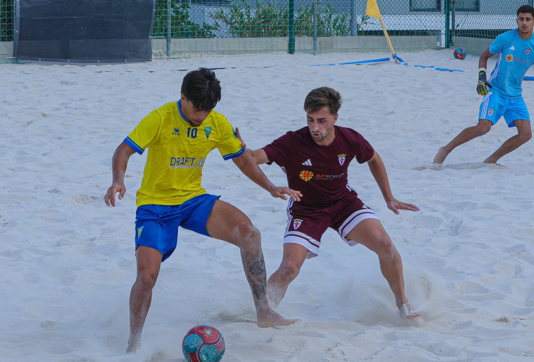 Futebol de Praia goleia e termina temporada no sexto posto