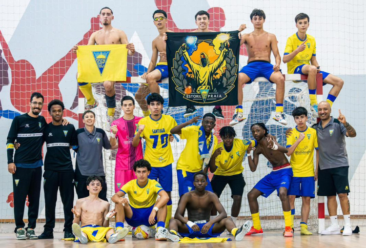Juvenis de futsal goleiam em Sassoeiros e sagram-se campeões