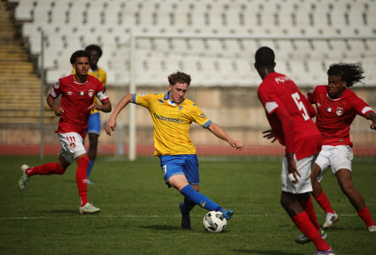 Crónica: Estoril Praia perde perante eficácia açoriana